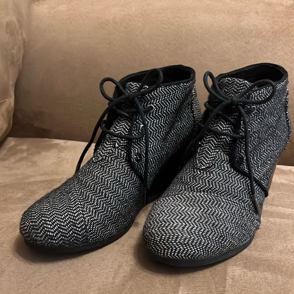 Toms Black Herringbone Wedge Booties size 8